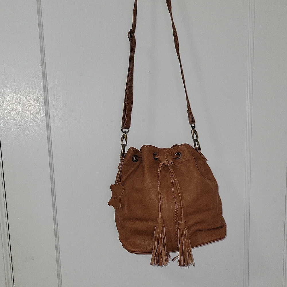 NWT Tan Leather Bucket Bag With Attached Interior Keychain🏖